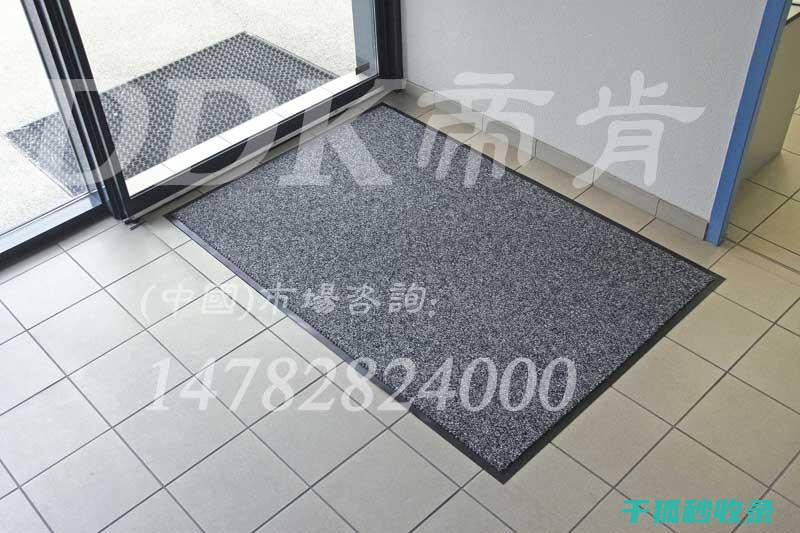 地毯上发现口香糖污渍？这些方法能帮你快速解决 (地毯上发现口罩怎么办)
